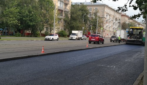 На улице Кржижановского в Академическом районе производится замена асфальтового покрытия