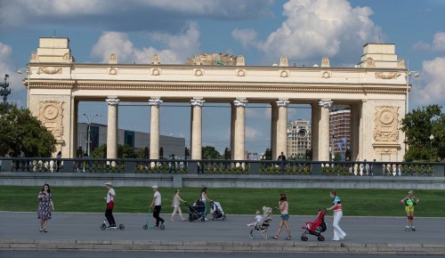 Для выпускного в Парке Горького изготовили 18 тыс. масок со специальным дизайном