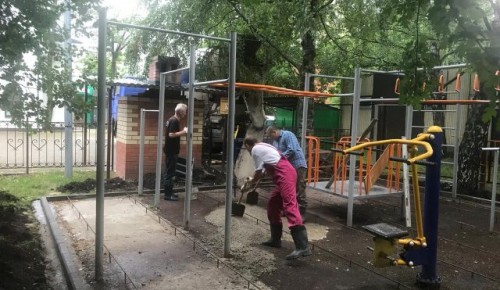 На территории храма Всех Преподобных Отцев Киево-Печерских ремонтируют детский спортивный городок