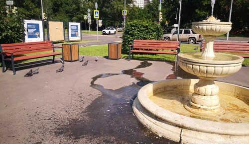 Новые скамейки установили возле фонтана в пешеходной зоне на Новочеремушкинской улице