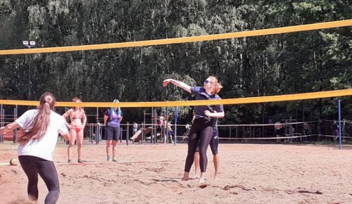 Команда Академического района успешно выступила в соревнованиях по пляжному волейболу