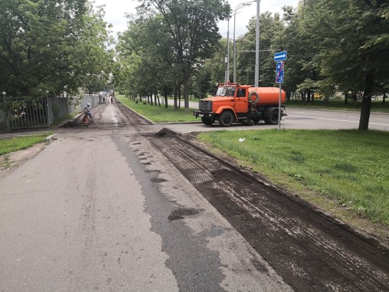 В Академическом районе на Нахимовском проспекте заменили асфальтовое покрытие тротуаров