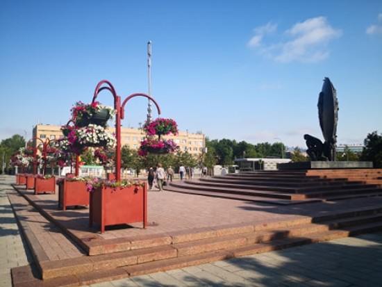 На площади возле станции метро «Академическая» установили новые вертикальные клумбы