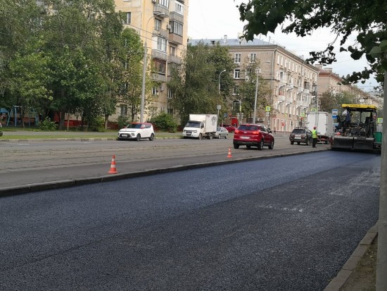 На улице Кржижановского в Академическом районе производится замена асфальтового покрытия