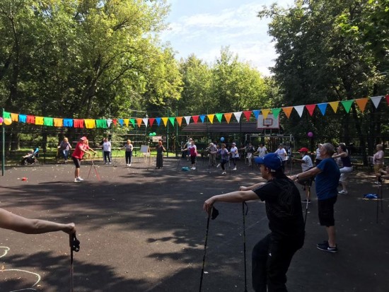 «Спортивный променад» состоялся для долголетов Академического района в парке «Новые Черемушки»