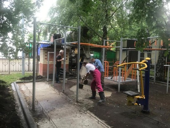 На территории храма Всех Преподобных Отцев Киево-Печерских ремонтируют детский спортивный городок