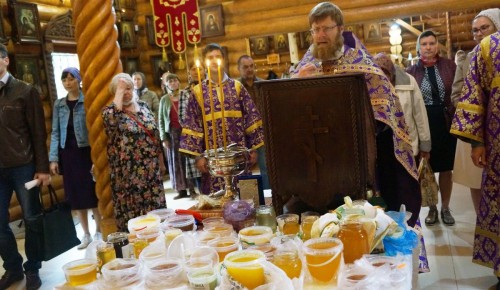 В храме Всех Преподобных Отцев Киево-Печерских традиционно освятили мед нового урожая
