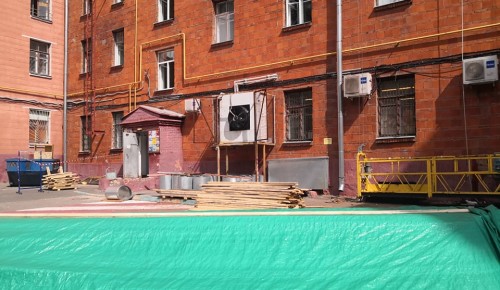 В Академическом районе идут работы по капремонту в доме на улице Кржижановского