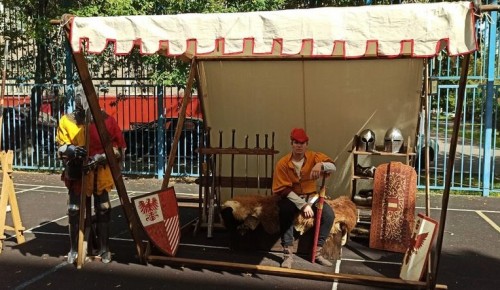 Жители Академического района поучаствовали в средневековом шоу и сфотографировались в доспехах
