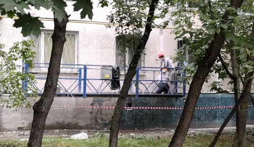 В Академическом районе идут работы по капремонту в доме на Новочеремушкинской улице