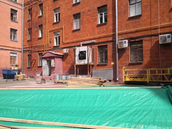 В Академическом районе идут работы по капремонту в доме на улице Кржижановского
