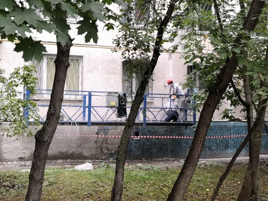 В Академическом районе идут работы по капремонту в доме на Новочеремушкинской улице