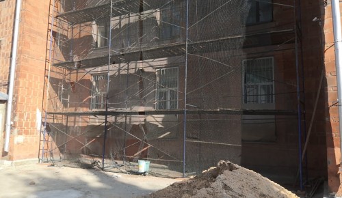 В Академическом районе идут работы по капремонту фасада дома на улице Кржижановского 