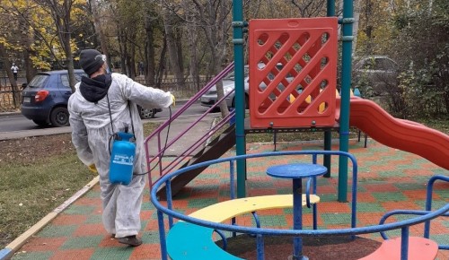 В Академическом районе продезинфицировали детскую площадку на улице Шверника