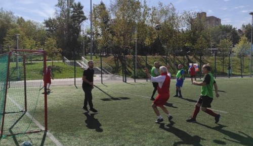 Самые опытные футболисты Академического района поучаствовали в турнире в честь Дня старшего поколения