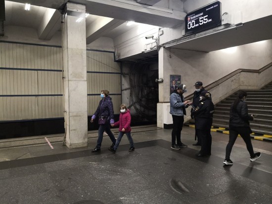 На станции метро «Академическая» проверяют соблюдение мер противовирусной профилактики