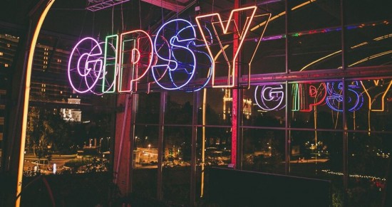 Роспотребнадзор выявили нарушения мер профилактики COVID-19 в ночном клубе Gipsy