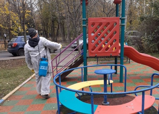 В Академическом районе продезинфицировали детскую площадку на улице Шверника