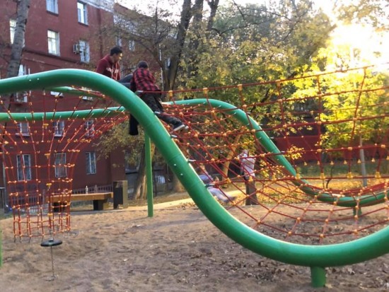 Новая детская площадка на Кржижановского заслужила положительную оценку жителей