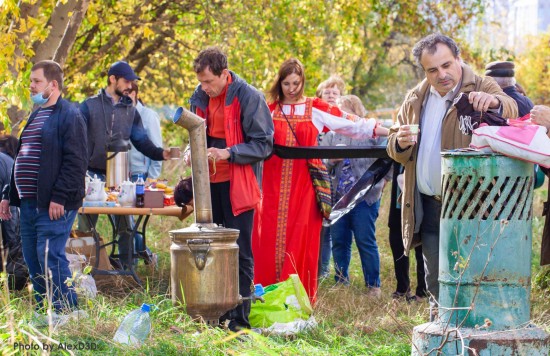 Участники «праздника сенокоса» в Академическом районе расчистили «Заповедный луг» от мусора