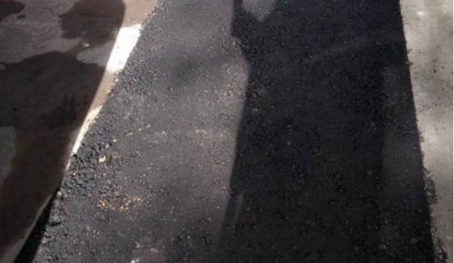 Коммунальщики устранили повреждения дорожного покрытия во дворе дома на улице Шверника