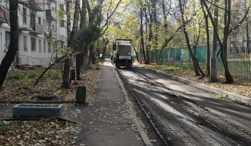 Работы по замене асфальта проходят на дорогах возле домов на улице Большая Черемушкинская