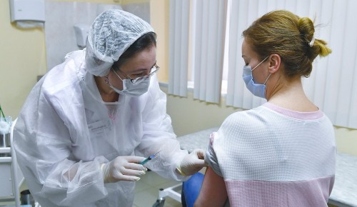 Собянин: Вакцинация от COVID-19 проводится в 70 поликлиниках Москвы 