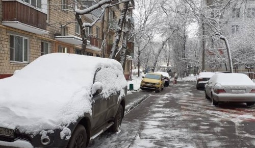В Академическом районе коммунальщики устраняют последствия снегопада