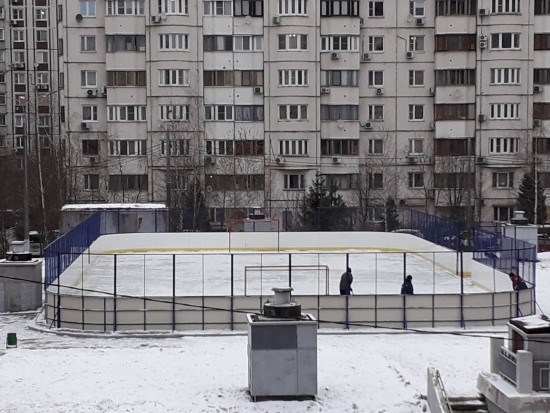 Коммунальщики Академического района расчищают от снега спортивные площадки