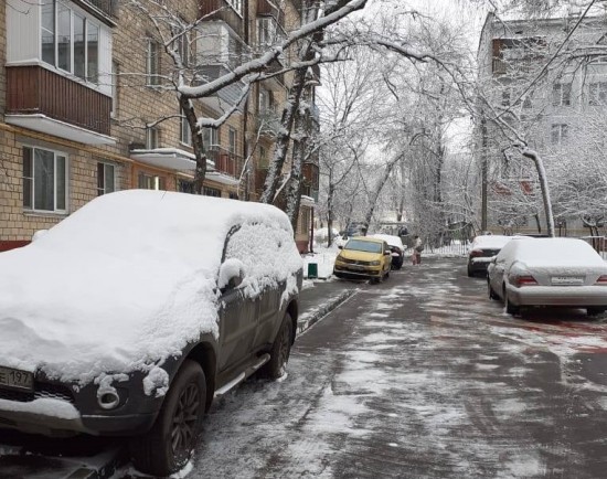 В Академическом районе коммунальщики устраняют последствия снегопада