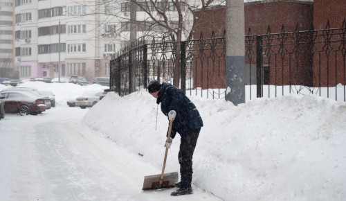 Службы ЖКХ Академического района убирают снег в круглосуточном режиме 