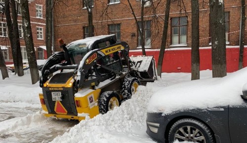 Коммунальные службы Академического района ликвидируют последствия снегопада