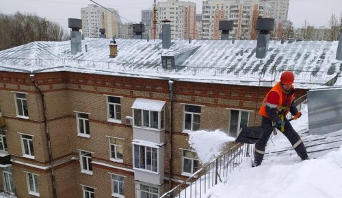 Коммунальщики Академического района убирают снег с кровель домов в постоянном режиме
