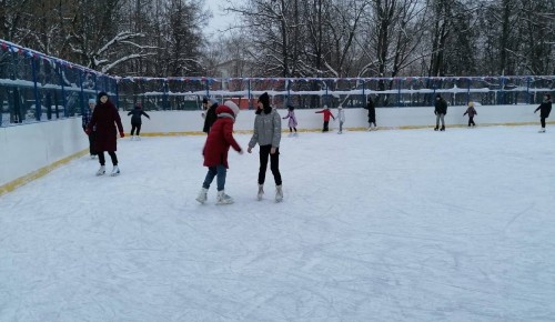 Покататься на коньках жители Академического района могут во дворах или в парке «Новые Черемушки»