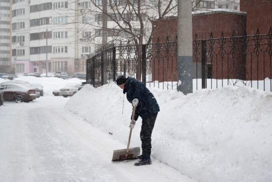 Службы ЖКХ Академического района убирают снег в круглосуточном режиме 
