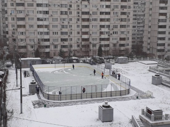 Коммунальщики постоянно поддерживают в порядке ледовые площадки в Академическом районе