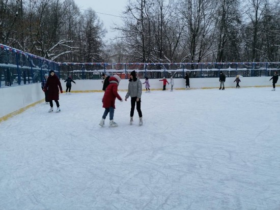 Покататься на коньках жители Академического района могут во дворах или в парке «Новые Черемушки»