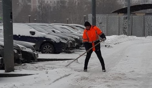 41 бригада специалистов ЖКХ борется с последствиями снегопада в Черемушках