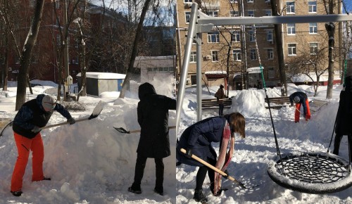 Сотрудники управы очистили от снега детскую площадку на Профсоюзной 