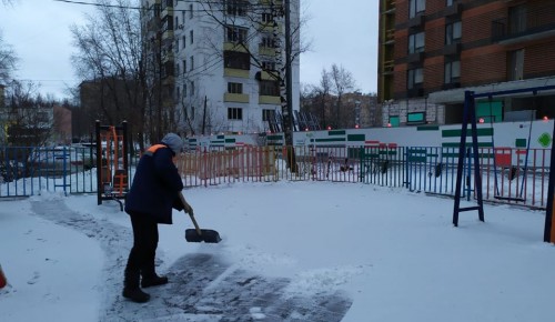 Коммунальщики уделяют особое внимание уборке тротуаров и детских площадок в Черемушках 