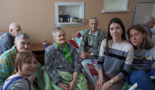 Школьники из Черемушек навестили бабушек и дедушек в Доме престарелых в Клементьево