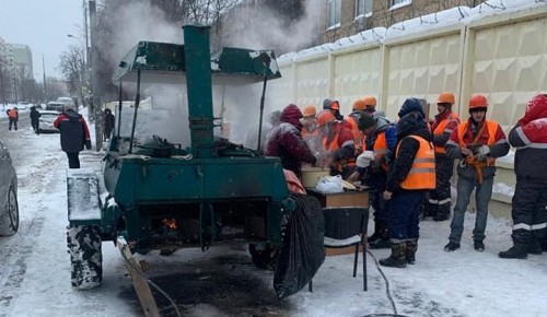 Для убирающих снег в Академическом районе Москвы организовали горячее питание 