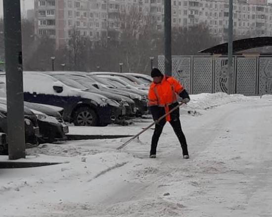 41 бригада специалистов ЖКХ борется с последствиями снегопада в Черемушках