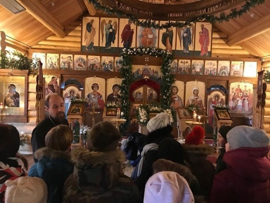 Школьники из Черемушек узнали историю Рождества в храме святой равноапостольной Нины