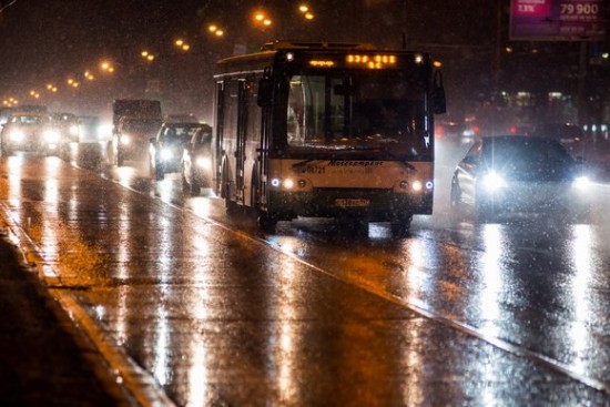Москвичей попросили соблюдать осторожность на дорогах из-за ухудшившейся погоды