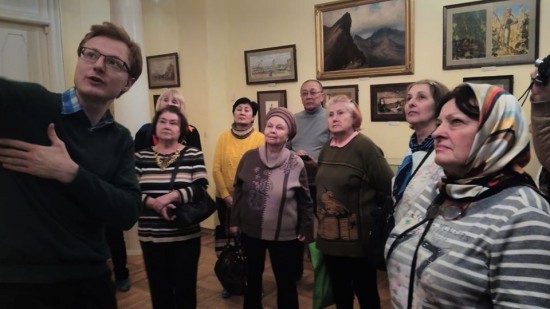 «Добрый автобус» свозил долголетов из Черемушек на экскурсию в музей Льва Толстого