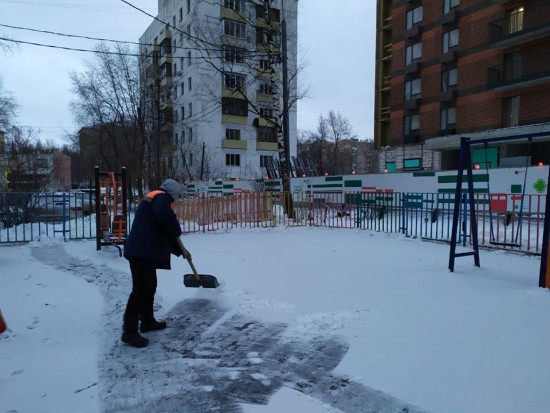 Коммунальщики уделяют особое внимание уборке тротуаров и детских площадок в Черемушках 