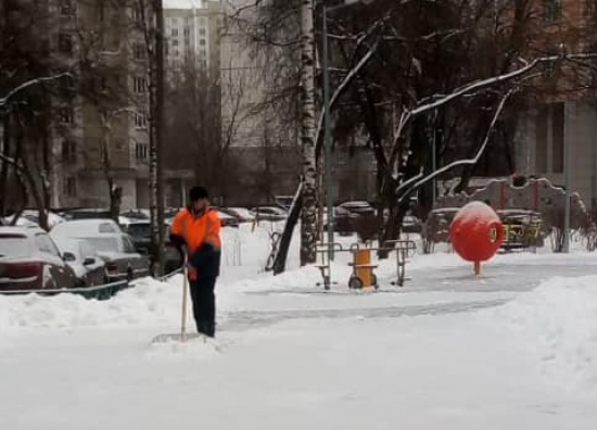 Коммунальщики перешли на усиленный режим работы из-за снегопада