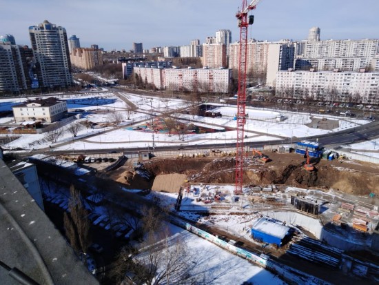Рабочие возводят фундамент нового дома на Севастопольском проспекте в Черемушках