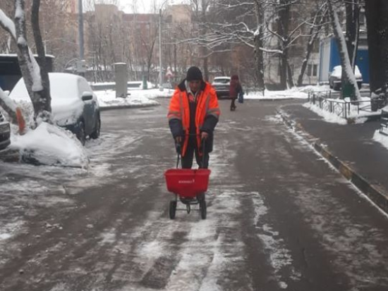 В Москве продлили повышенный уровень погодной опасности из-за гололедицы
